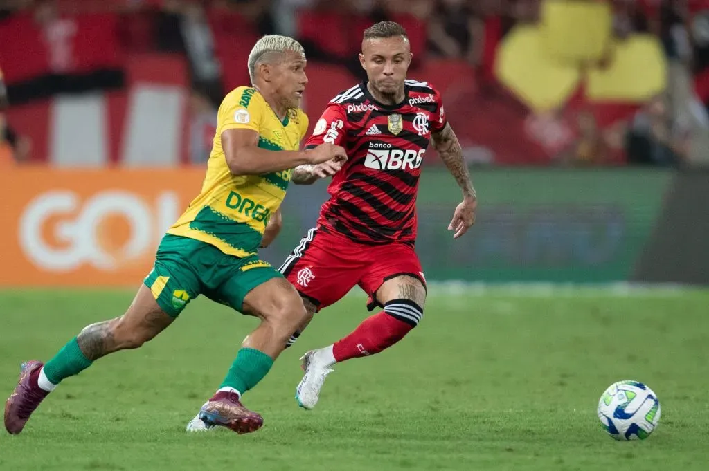 Fernando Sobral jogador do Cuiabá disputa lance com Everton Cebolinha jogador do Flamengo durante partida no estádio Arena Pantanal pelo campeonato Brasileiro A 2023. Foto: Gil Gomes/AGIF