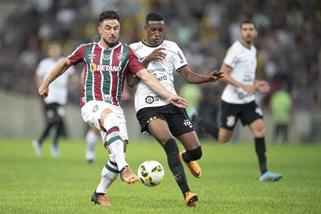 RJ – Rio de Janeiro – 02/07/2022 – BRASILEIRO A 2022, FLUMINENSE X CORINTHIANS – Willian Bigode jogador do Fluminense disputa lance com Robert jogador do Corinthians durante partida no estadio Maracana pelo campeonato Brasileiro A 2022. Foto: Jorge Rodrigues/AGIF