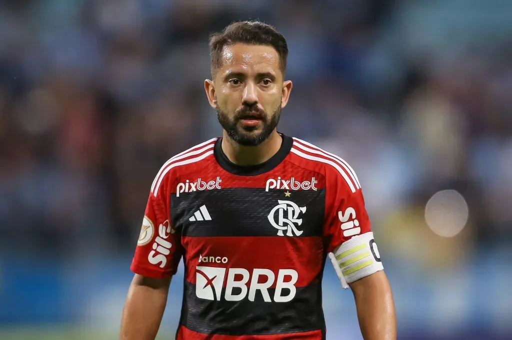 PORTO ALEGRE, BRAZIL – OCTOBER 25: Everton Ribeiro of Flamengo looks on during the match between Gremio and Flamengo as part of Brasileirao 2023 at Arena do Gremio Stadium on October 25, 2023 in Porto Alegre, Brazil. (Photo by Pedro H. Tesch/Getty Images)