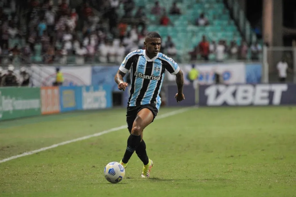 Douglas Costa jogando pelo Grêmio no Campeonato Brasileiro de 2021. Foto: Jhony Pinho/AGIF
