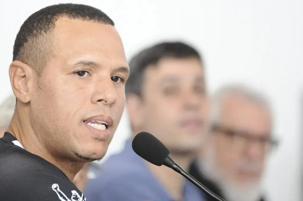 Luis Fabiano revela magoa por não ter feito sua despedida no São Paulo. Foto: Armando Paiva/AGIF