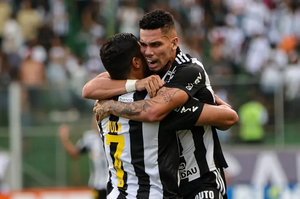 Destaques do Atlético-MG, Paulinho e Hulk têm altos salários no Galo. Gilson Junio/AGIF.