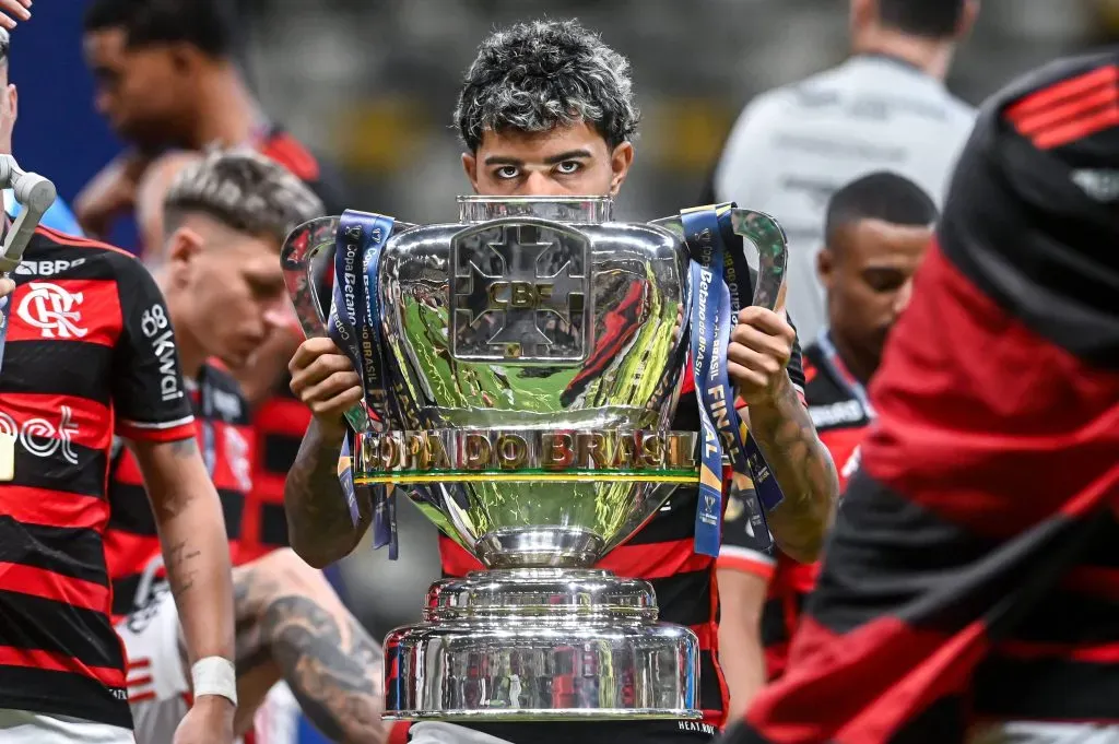 Gabriel comemora título da Copa do Brasil pelo Flamengo neste domingo – Foto: IMAGO