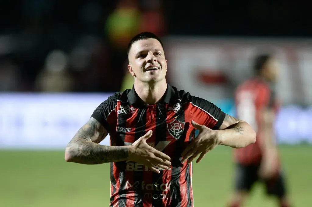 BA – SALVADOR – 10/05/2025 – BRASILEIRO A 2025, VITORIA X VASCO – Renato Kayser jogador do Vitoria comemora seu gol durante partida contra o Vasco no estadio Barradao pelo campeonato Brasileiro A 2025. Foto: Jhony Pinho/AGIF