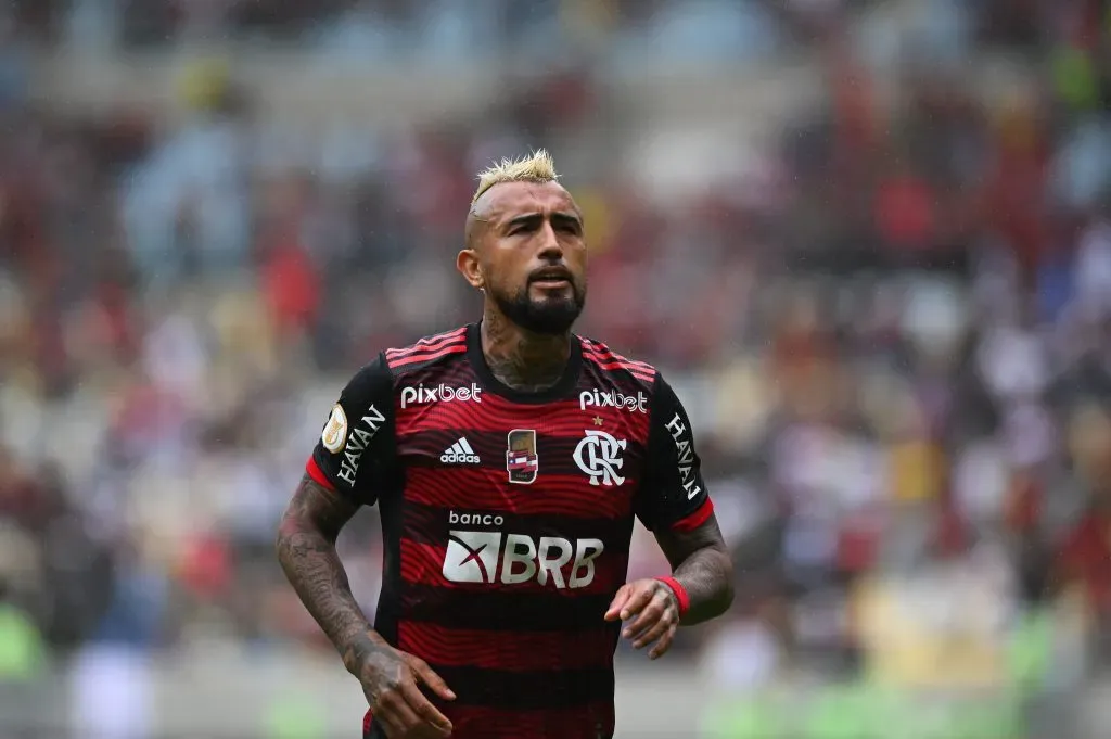 RIO DE JANEIRO, BRAZIL – SEPTEMBER 04: Arturo Vidal of Flamengo runs for the fans after the match between Flamengo and Ceara as part of Brasileirao 2022 at Maracana Stadium on September 4, 2022 in Rio de Janeiro, Brazil. (Photo by Andre Borges/Getty Images )