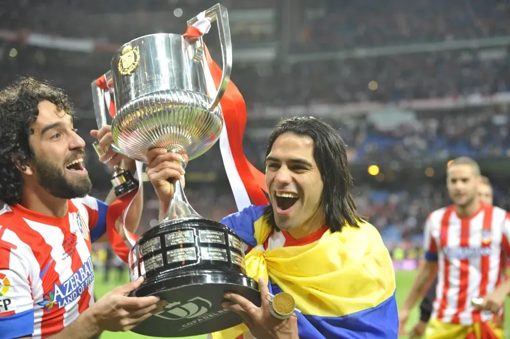 Turan con Falcao sosteniendo la Copa Del Rey en 2013 – IMAGO