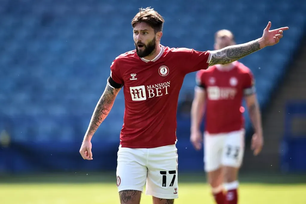 Henri Lansbury se retiró del fútbol para trabajar en arreglar campos de juego (Photo by Nathan Stirk/Getty Images)