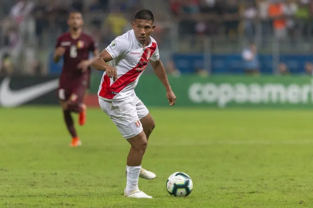 Edison Flores jugando en la Selección Peruana. (Foto: IMAGO).