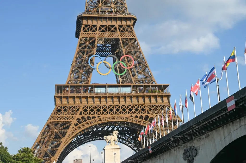 Los anillos olímpicos luciéndose en la mítica Torre Eiffel durante los Juegos Olímpicos de París 2024. (Imago)