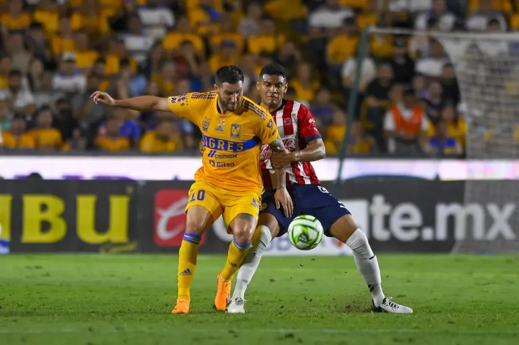 Gignac tuvo un partido muy físico ante Tiba Sepúlveda y Pollo Briseño (Imago7)