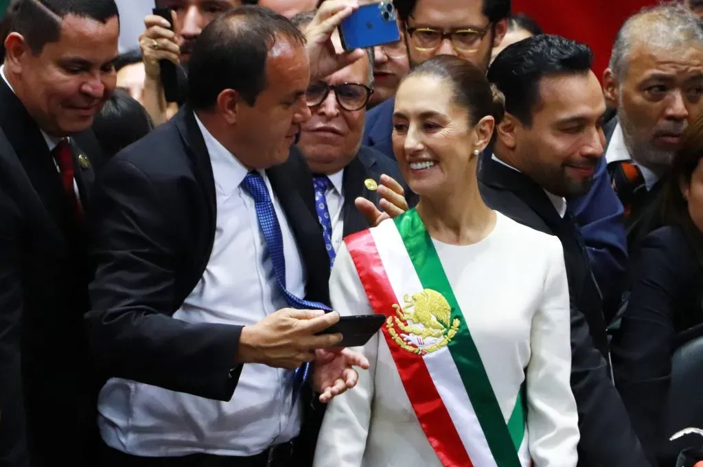 Cuauhtémoc Blanco junto a la flamanete presidente de México, Claudia Sheinbaum. [Foto IMAGO]