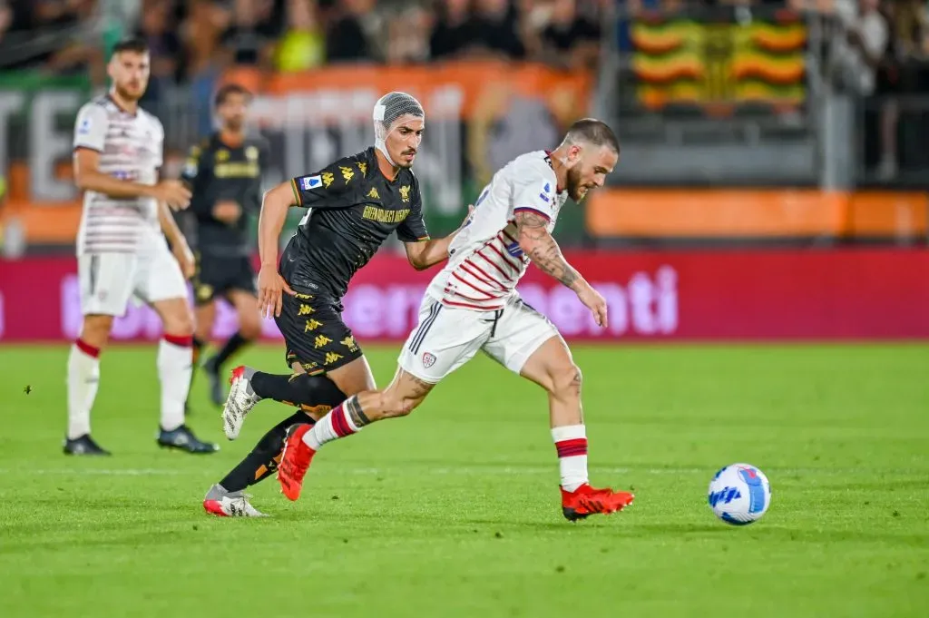 VENICE, ITALY – MAY 22: Luca Fiordilino of Venezia competes for the ball with Nahitan Nandez of Cagliari during the Serie A match between Venezia FC and Cagliari Calcio at Stadio Pier Luigi Penzo on May 22, 2022 in Venice, Italy. (Photo by Getty Images/Getty Images)