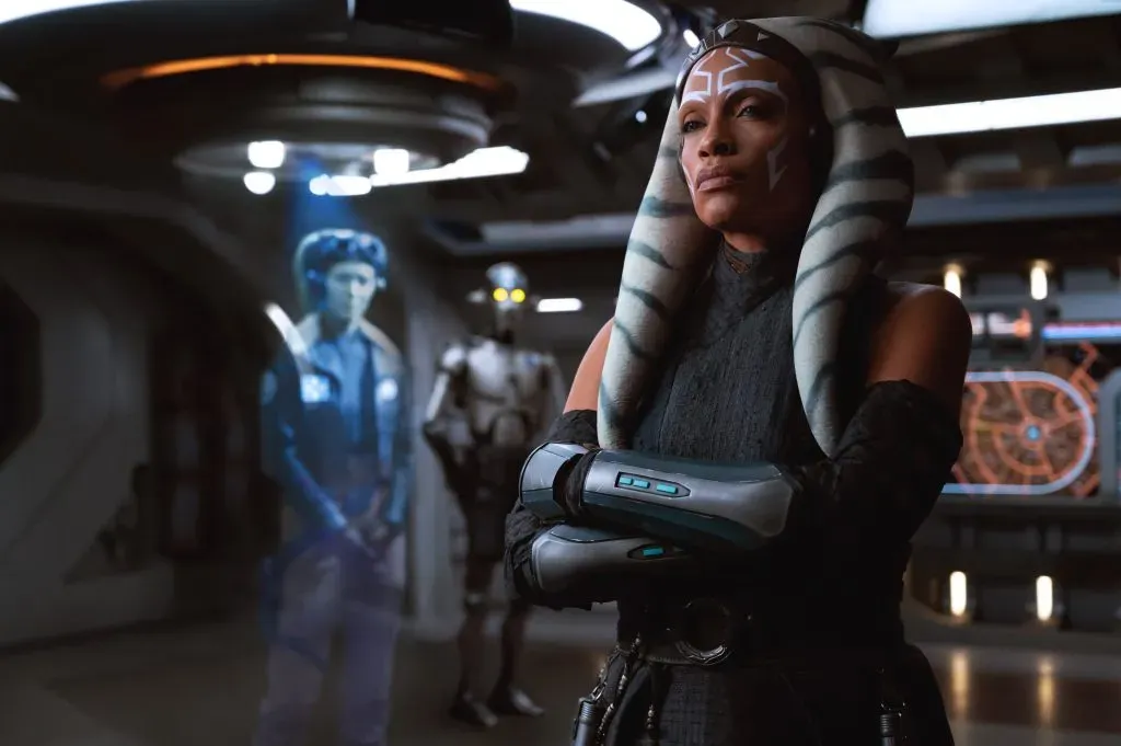 De izquierda a derecha: Hera Syndulla (Mary Elizabeth Winstead) y Ahsoka Tano (Rosario Dawson) en AHSOKA de Lucasfilm, en exclusiva en Disney+. Imagen: Disney.