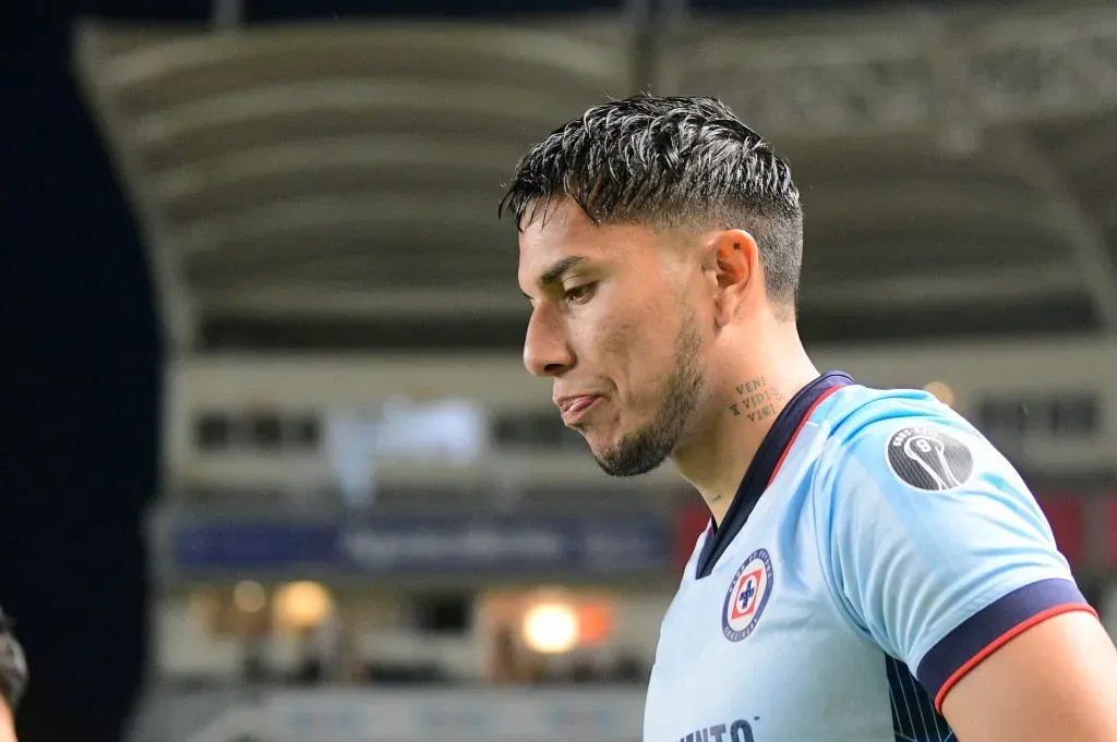 Paco Villa exigió la suplencia de Carlos Salcedo en Cruz Azul (Imago 7)