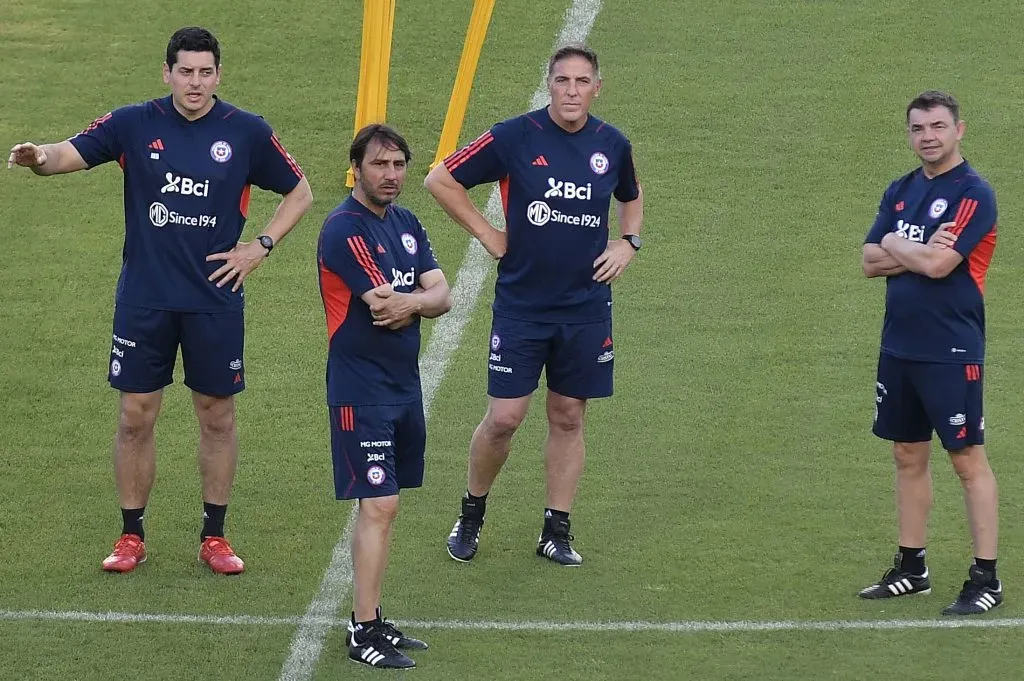 Eduardo Berizzo y su cuerpo técnico en Venezuela. Crédito: Photosport