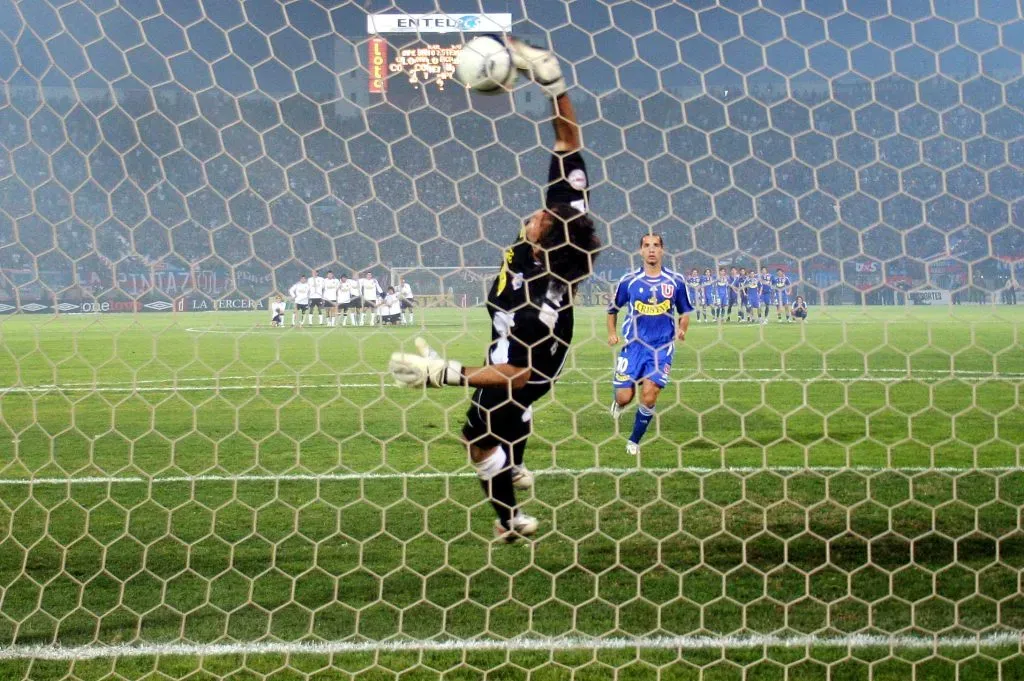 La reacción felina de Claudio Bravo, inolvidable en el pueblo albo | Foto: Photosport