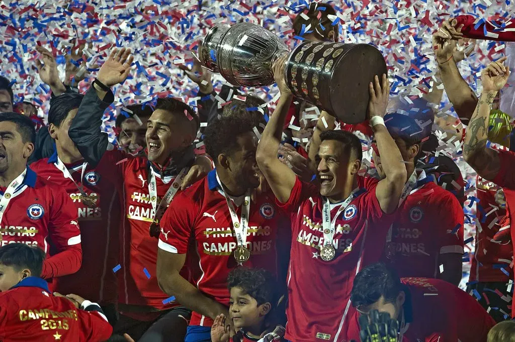 Alexis Sánchez y Jean Beausejour levantando el título de campeón. (Foto: Photosport)