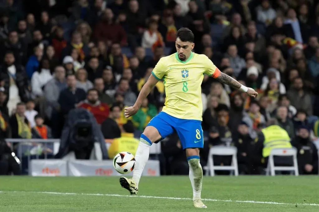 2WX12NX 2WX12NX MADRID, España – 26 DE MARZO: Lucas Paqueta de Brasil controla la pelota durante el amistoso entre España vs Brasil en el estadio Santiago. (Photo by Guille Martinez/AFLO)