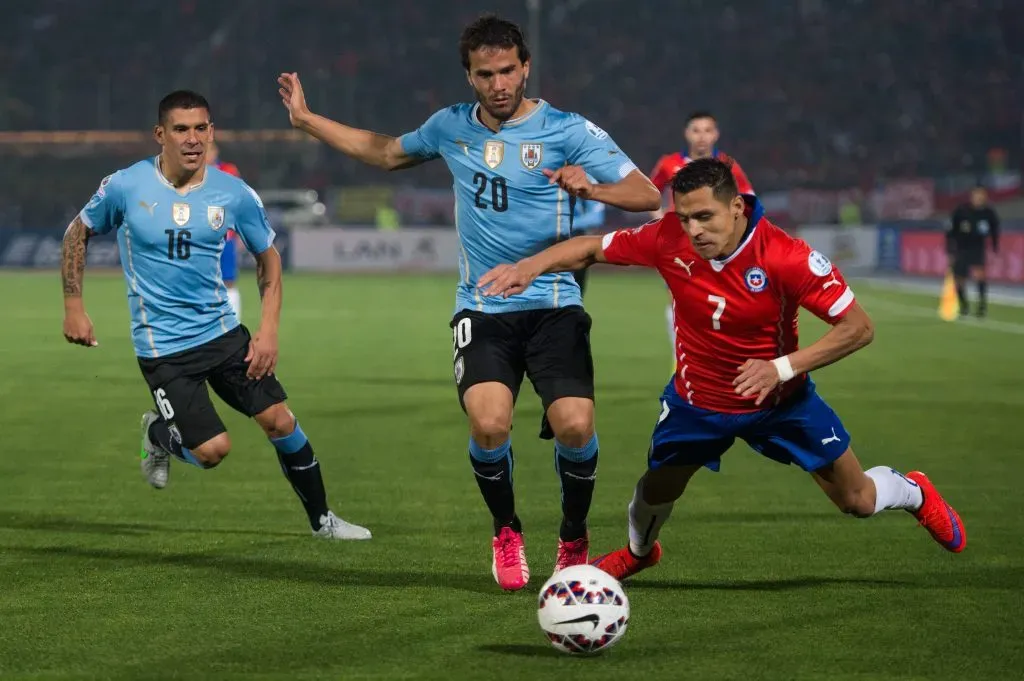 Álvaro González y Alexis Sánchez otra vez frente a frente en la Copa América 2015. (Mexsport/Photosport).