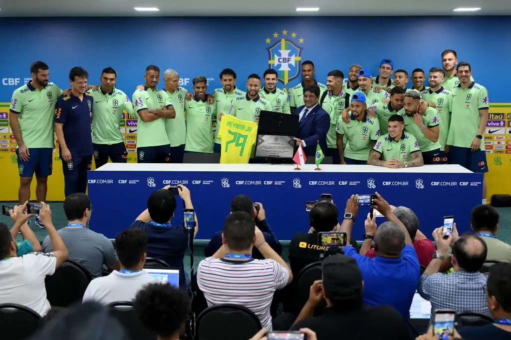 Neymar Jr se convirtió este viernes en el máximo goleador histórico de la selección masculina de Brasil y fue homenajeado. Foto: Getty Images