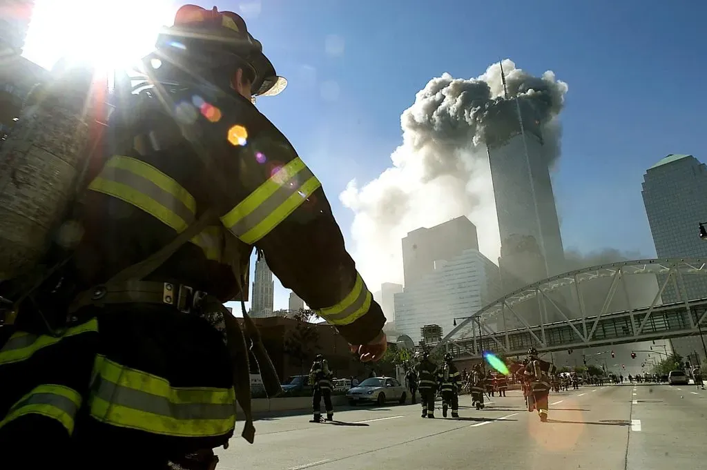Bomberos caminan hacia una de las torres del World Trade Center antes de que se derrumbara tras el impacto de un avión 11 de septiembre de 2001 en Nueva York | Foto: Getty Images