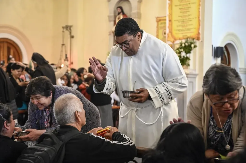 Miles de peregrinos llegan al santuario de Lo Vasquez durante la festividad religiosa de la Inmaculada Concepcion