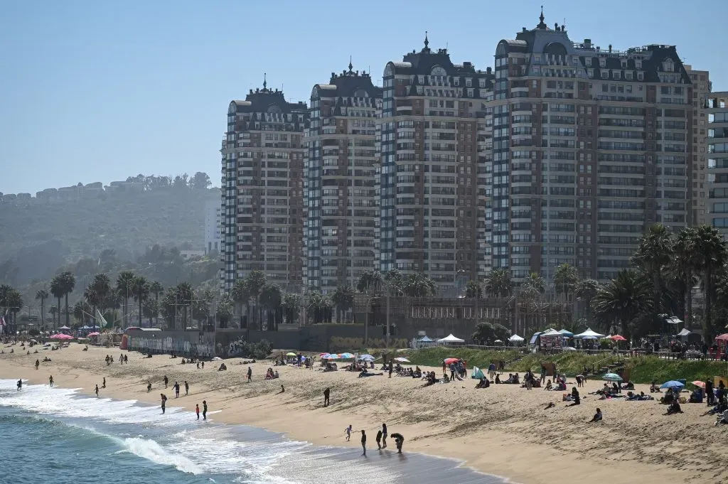 El bono vacaciones se entregará en dos tramos de $104.800 y $52.400. (Foto: Jose Veas-Aton)