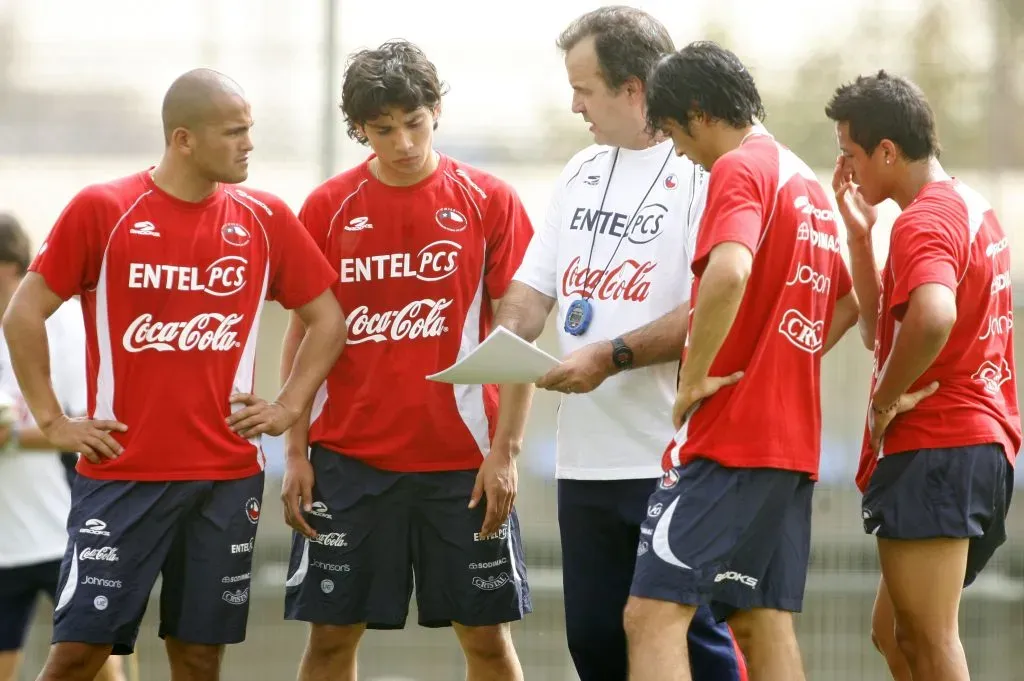 Bielsa explica movimientos ante Chupete Suazo, Matías Fernández, Mark González y Alexis Sánchez. (ANDRES PINA/PHOTOSPORT).
