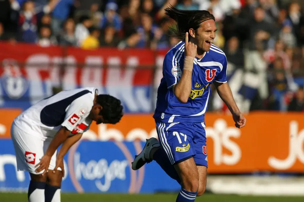 Rafael Olarra y el modelo 2007 de la camiseta de Universidad de Chile. Foto: ANDRES PINA/PHOTOSPORT