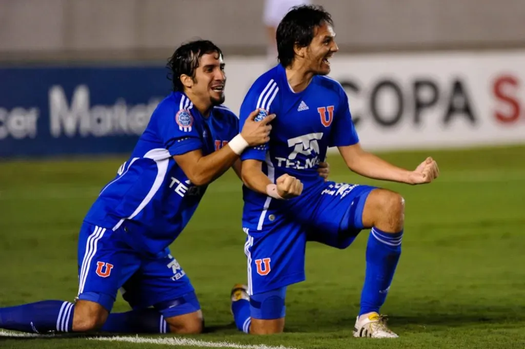 Rafael Olarra guara la camiseta de U de Chile de la semifinal de la Copa Libertadores 2010. Foto: FOTOARENA/PHOTOSPORT