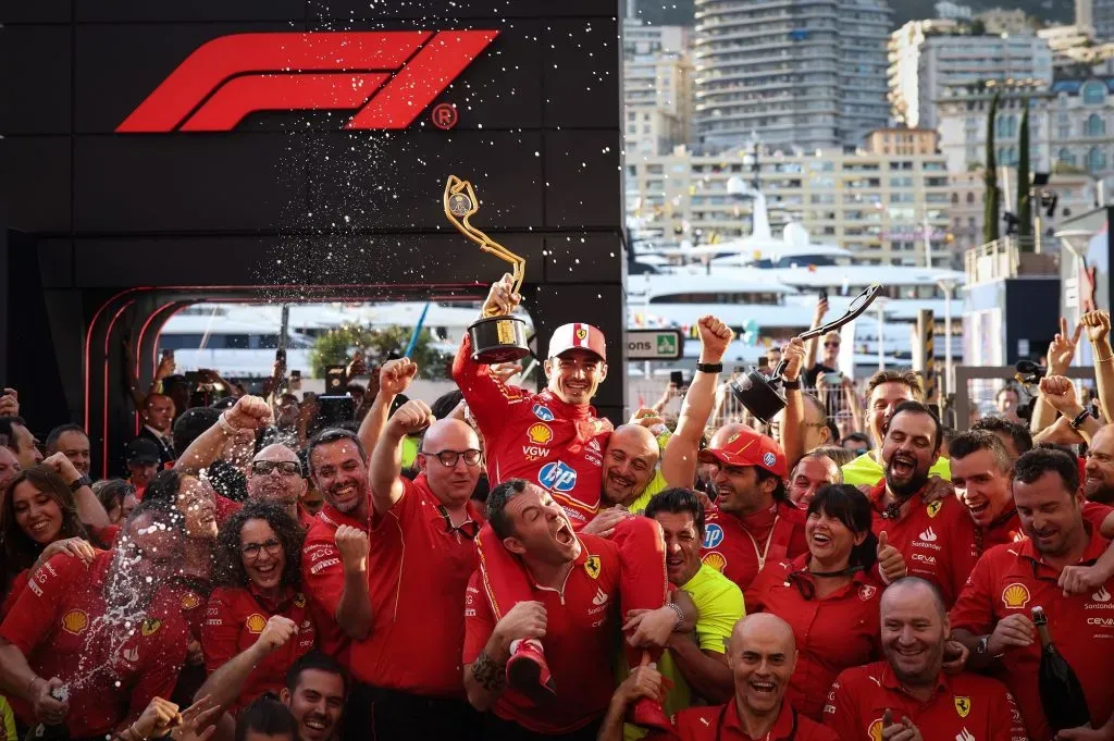 MONTE-CARLO, MONACO – 26 de mayo de 2024: Charles Leclerc y Ferrari celebran tras el Gran Premio de F1 de Mónaco en el Circuito de Mónaco (Getty Images).