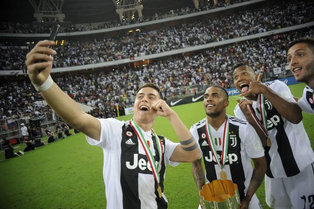 Douglas Costa comemorando título pela Juventus. Foto: Marco Rosi/Getty Images
