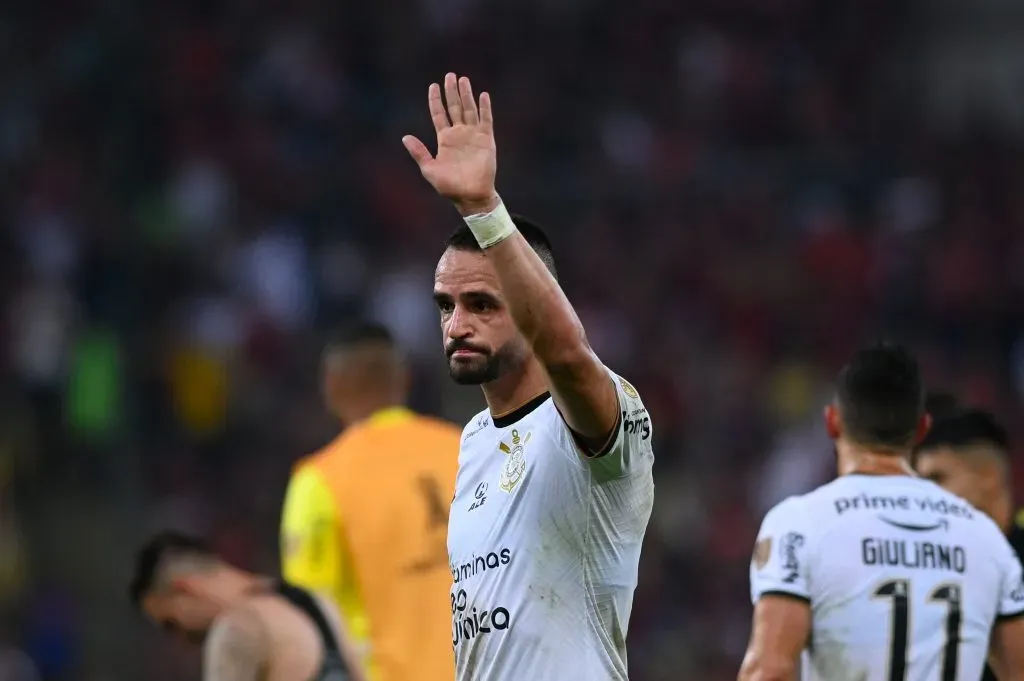 Renato Augusto se desculpa com a torcida do Corinthians. (Photo by Andre Borges/Getty Images)