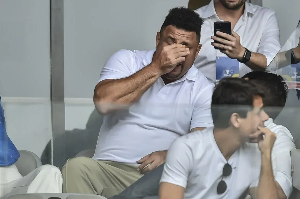 BELO HORIZONTE, BRASIL – ABRIL 02: Ronaldo, ex-jogador e dono do Cruzeiro, gesticula durante a partida entre Atlético Mineiro e Cruzeiro como parte da final do Campeonato Mineiro 2022 no Mineirão em 2 de abril de 2022 em Belo Horizonte, Brasil. (Foto: Pedro Vilela/Getty Images)