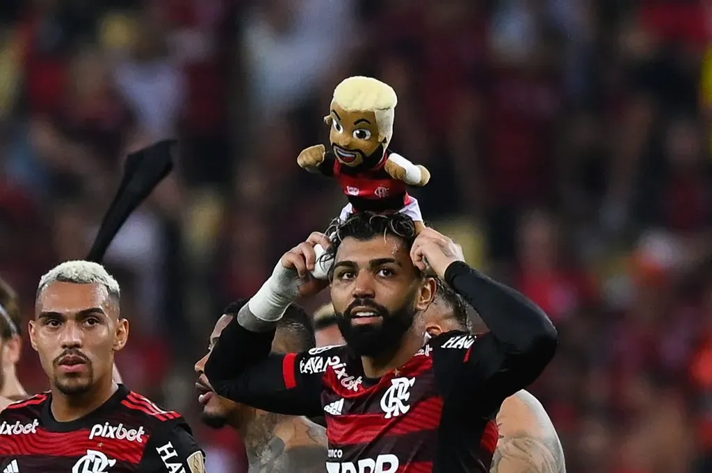Gabigol ao lado de Matheuzinho na comemoração de título pelo Flamengo. Foto: Andre Borges/Getty Images