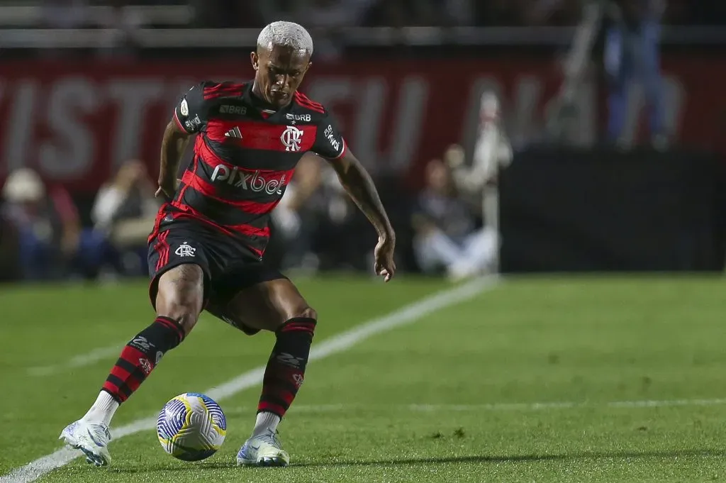 Wesley em ação pelo Flamengo contra o São Paulo, no MorumBis. (Photo by Ricardo Moreira/Getty Images)