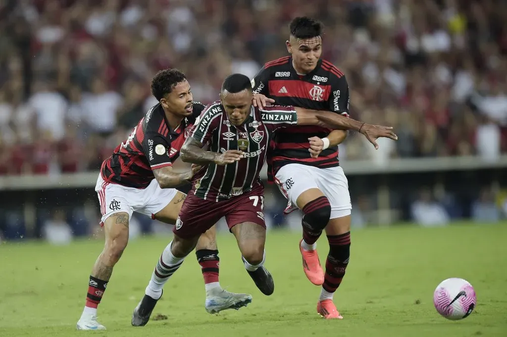 Allan e Alcaraz jogador do Flamengo disputa lance com Marquinhos jogador do Fluminense durante partida (Foto: Alexandre Loureiro/AGIF)