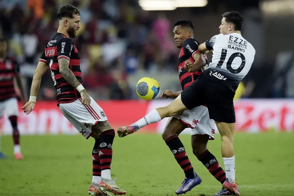 Alex Sandro e Leo Pereira jogador do Flamengo disputa lance com Rodrigo Garro jogador do Corinthians durante partida (Foto: Alexandre Loureiro/AGIF)