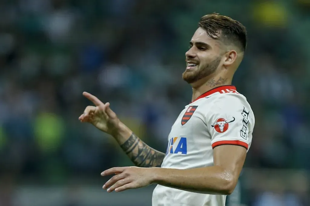 Foto: Marcello Zambrana/AGIF – Felipe Vizeu com a camisa do Flamengo no Brasileirão de 2018.