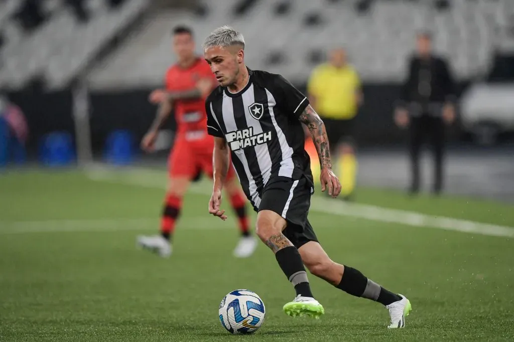 Foto: Thiago Ribeiro/AGIF -Diego Hernández durante confronto contra o Patronato na Sul-Americana 2023.