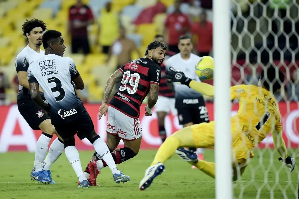 Gabriel Barbosa jogador do Flamengo disputa lance com Hugo Souza jogador do Corinthians (Foto: Alexandre Loureiro/AGIF)