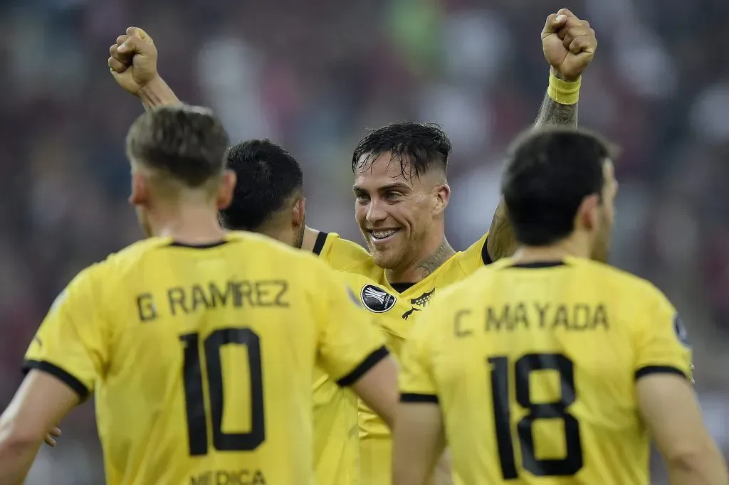 Jogadores do Peñarol comemoram a vitória após partida contra o Flamengo no estádio Maracanã pelo campeonato Copa Libertadores 2024. Foto: Alexandre Loureiro/AGIF