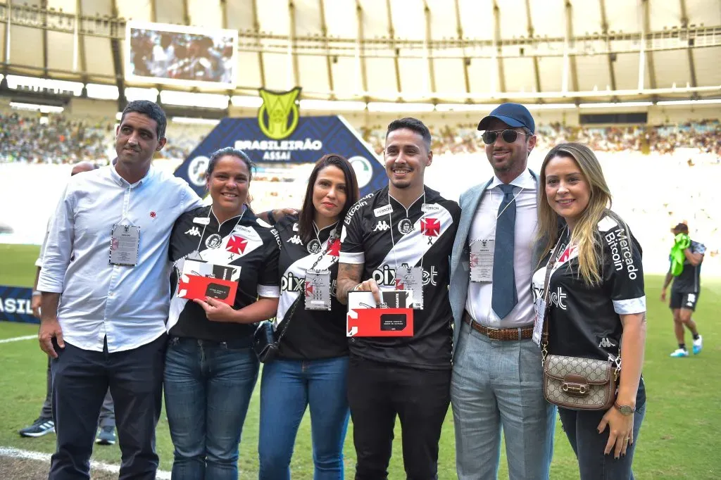 Josh Wander diretor da 777Partners  do Vasco presta homenagem a família de roberto Dinamite durante partida contra o Palmeiras no Maracanã pelo campeonato BRASILEIRO A 2023. Foto: Thiago Ribeiro/AGIF