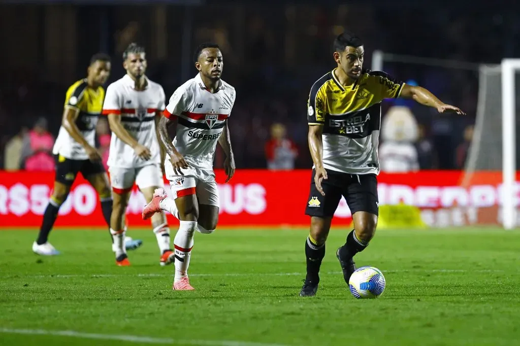 Barreto jogador do Criciúma durante partida contra o São Paulo no Morumbi pelo campeonato Brasileiro A 2024. Foto: Marco Miatelo/AGIF