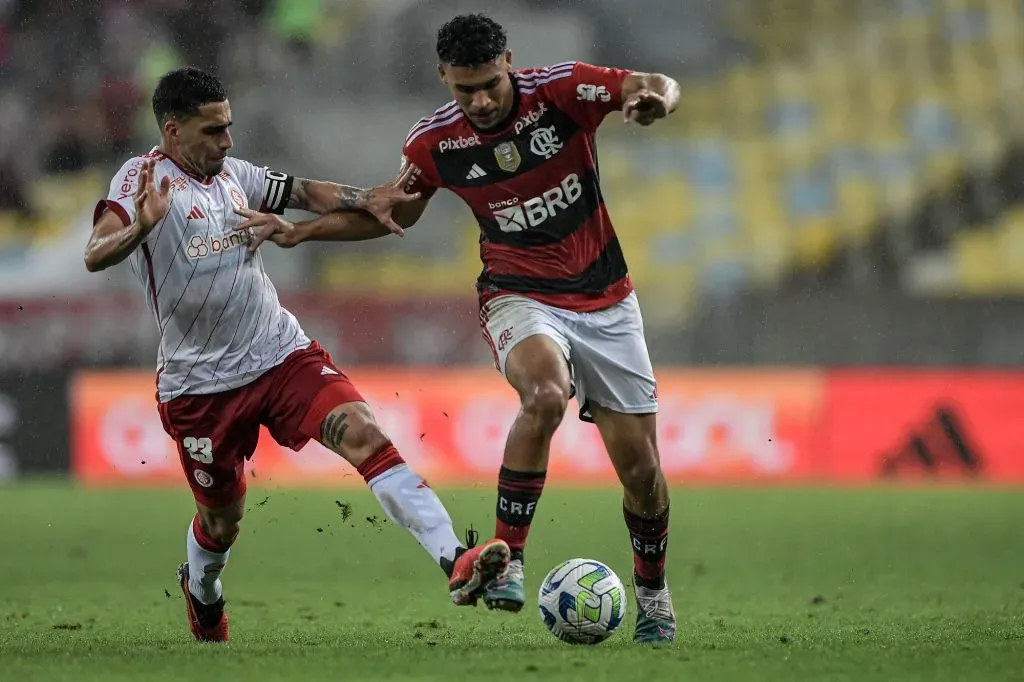 BRASILEIRO A 2023, FLAMENGO X INTERNACIONAL – Victor Hugo jogador do Flamengo disputa lance com Gabriel jogador do Internacional durante partida no Maracanã pelo campeonato Brasileiro A 2023. Foto: Thiago Ribeiro/AGIF