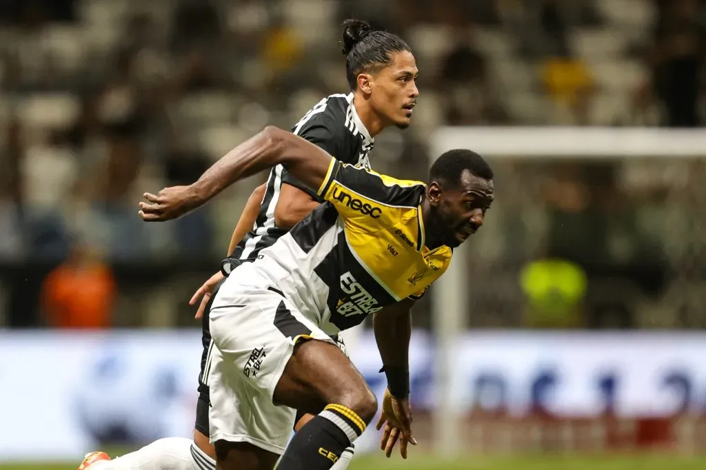 Mauricio Lemos jogador do Atletico-MG disputa lance com Bolasie jogador do Criciuma durante partida no estadio Arena MRV pelo campeonato Brasileiro A 2024. Foto: Gilson Lobo/AGIF