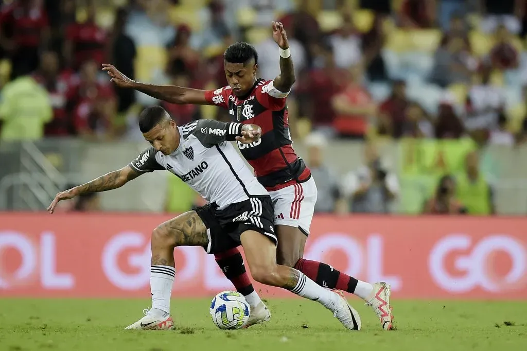 RJ – RIO DE JANEIRO – 29/11/2023 – BRASILEIRO A 2023, FLAMENGO X ATLETICO-MG – Bruno Henrique jogador do Flamengo disputa lance com Guilherme Arana jogador do Atletico-MG durante partida no estadio Maracana pelo campeonato Brasileiro A 2023. Foto: Alexandre Loureiro/AGIF