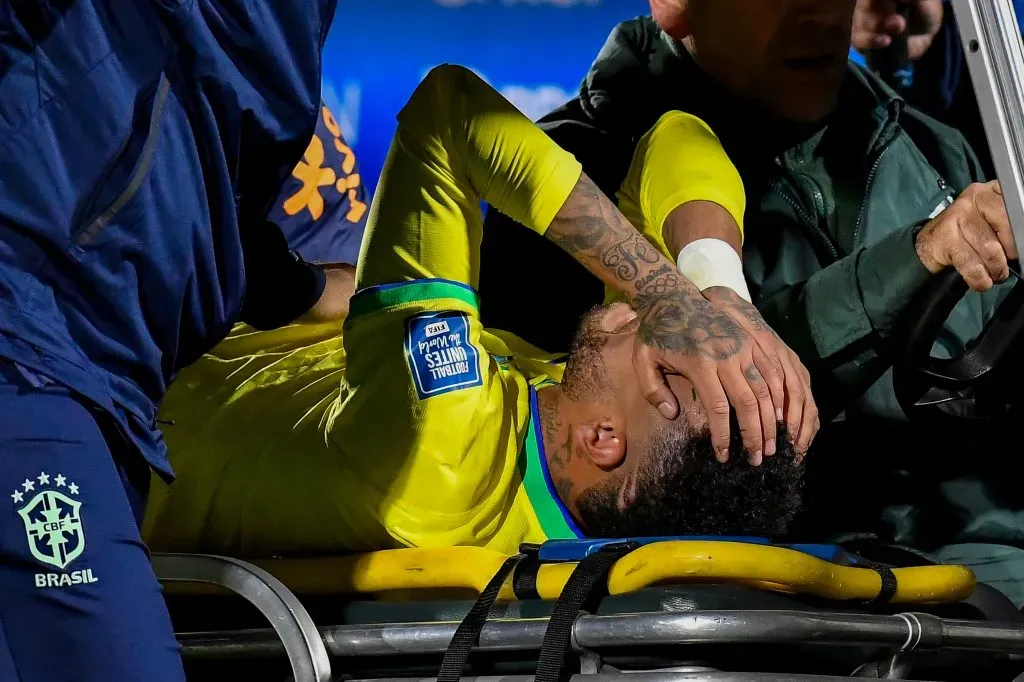 Neymar jogador do Brasil deixa o campo após sofrer lesão durante partida contra o Uruguai no estádio Centenário pelas Eliminatórias Copa Do Mundo 2026. Foto: FocoUy/AGIF