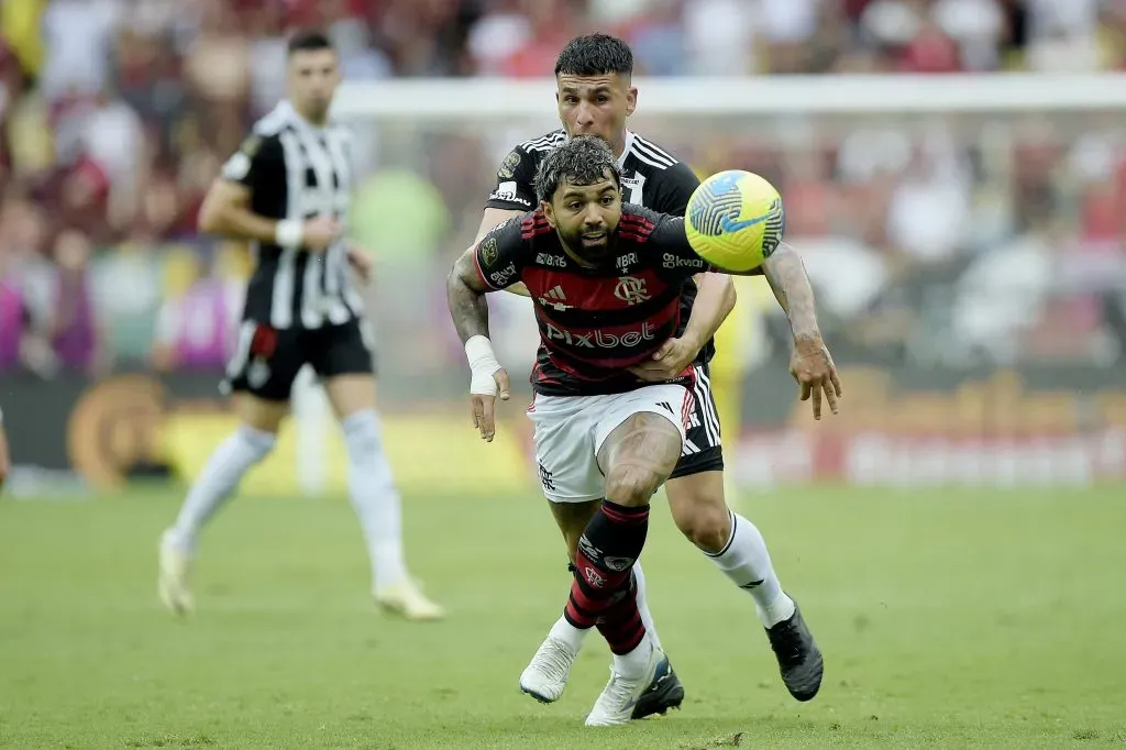 Gabigol e Junior Alonso, disputando a bola em Flamengo x Atlético, pela Copa Betano do Brasil. Foto: Alexandre Loureiro/AGIF