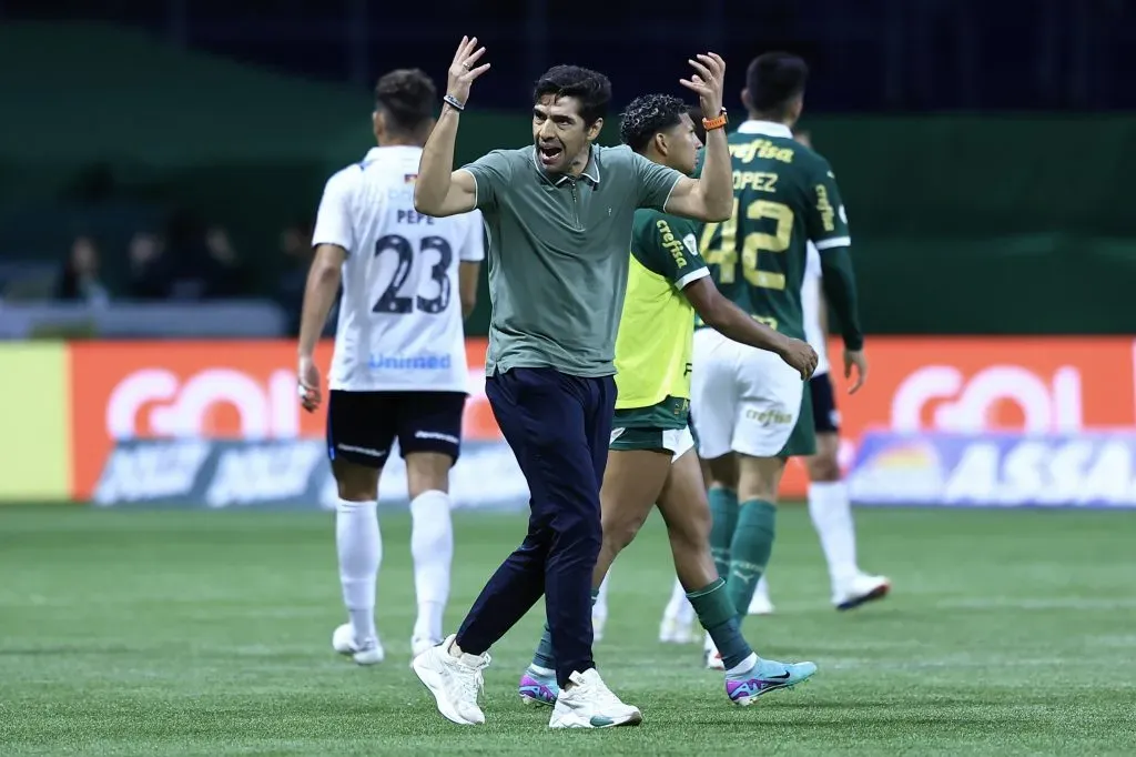 Abel Ferreira, técnico do Palmeiras, comemora vitória ao final da partida contra o Grêmio (Foto: Marcello Zambrana/AGIF)